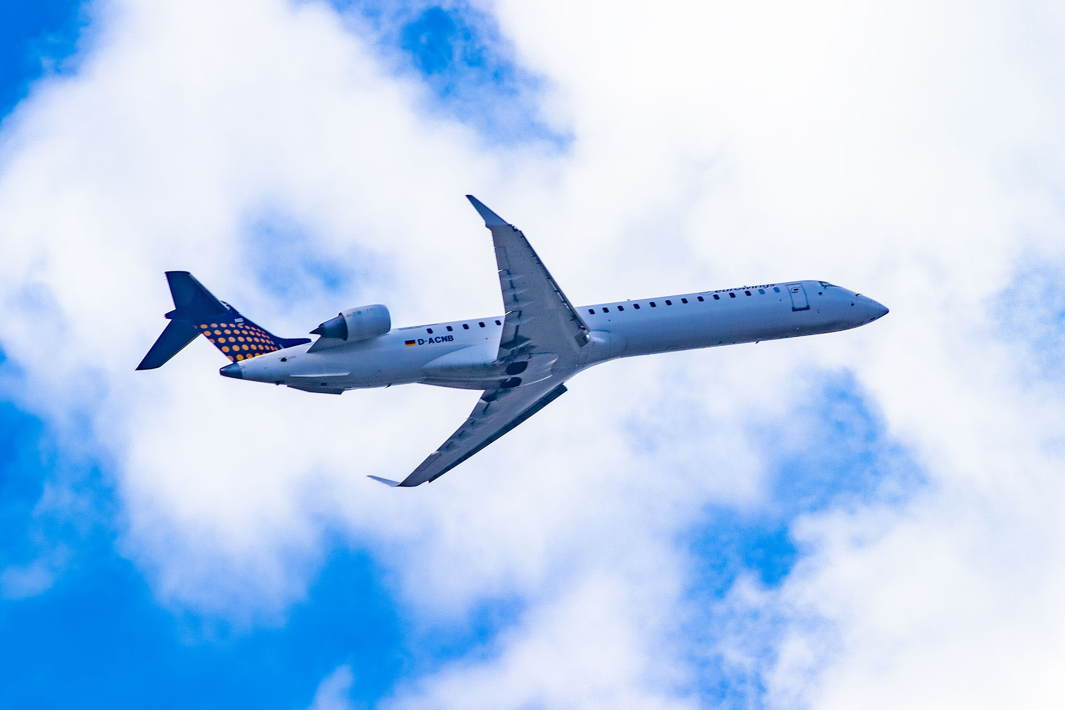 Passagierjet der gestartet ist. Von unten fotografiert